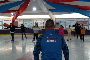 DOĞAL BUZ PİSTİNDE EĞLENCE VE SPOR BİR ARADA